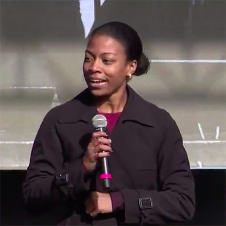 Chakena Sims '16 speaks at the 2018 Women's March Chicago. 