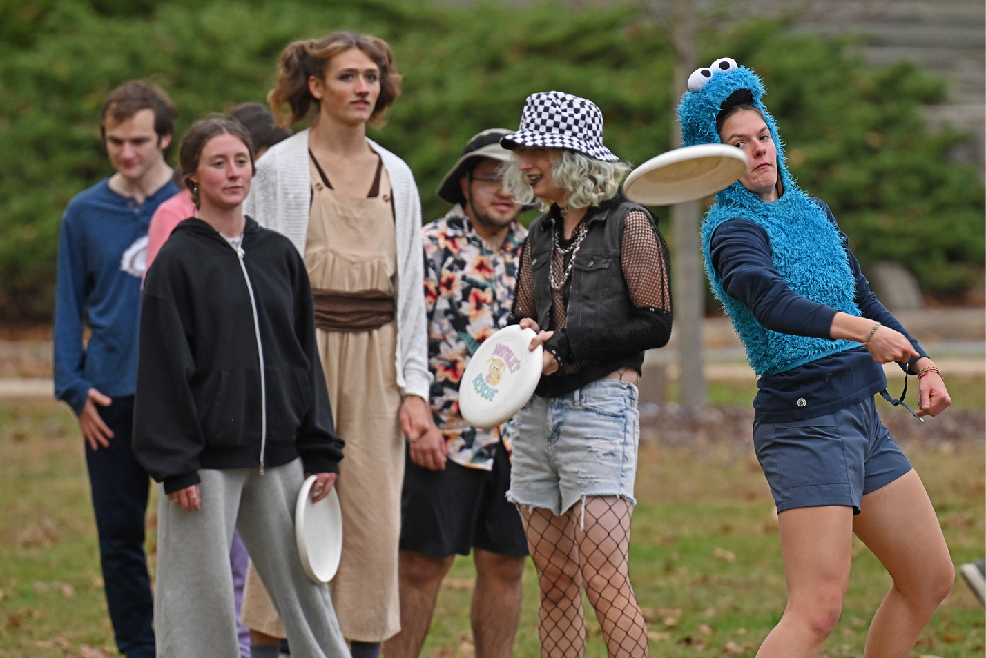 The Men’s and Women’s and non-binary Disc Clubs practiced in costumes for Halloween.